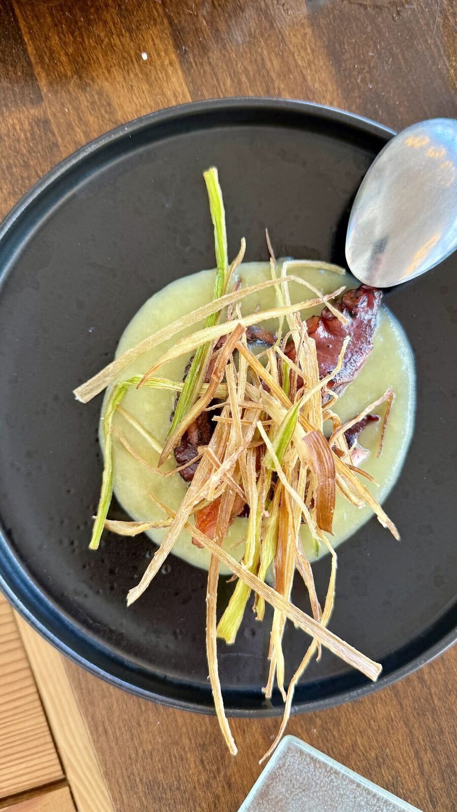 Vellutata con polpo e julienne di verdure croccanti